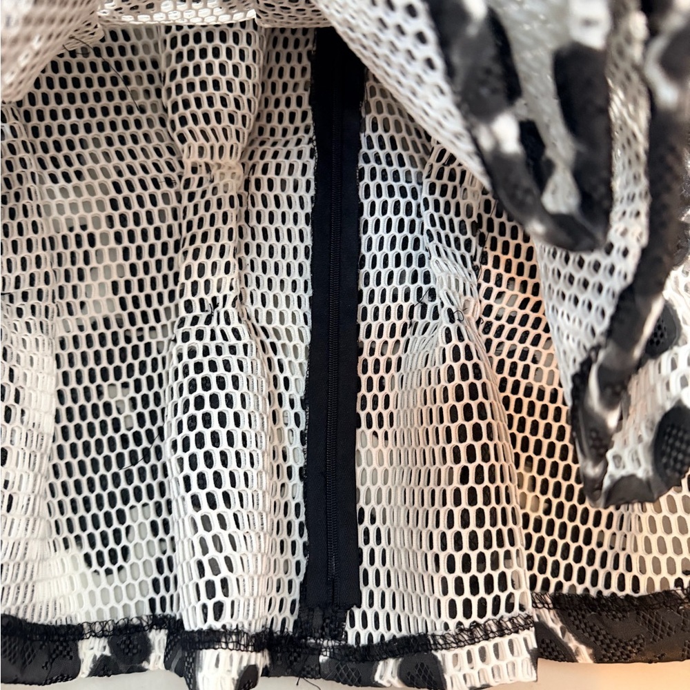 Go-ing Korean Made Structured Black & White Top – Ruched Waist – Size M - Picture 16 of 16